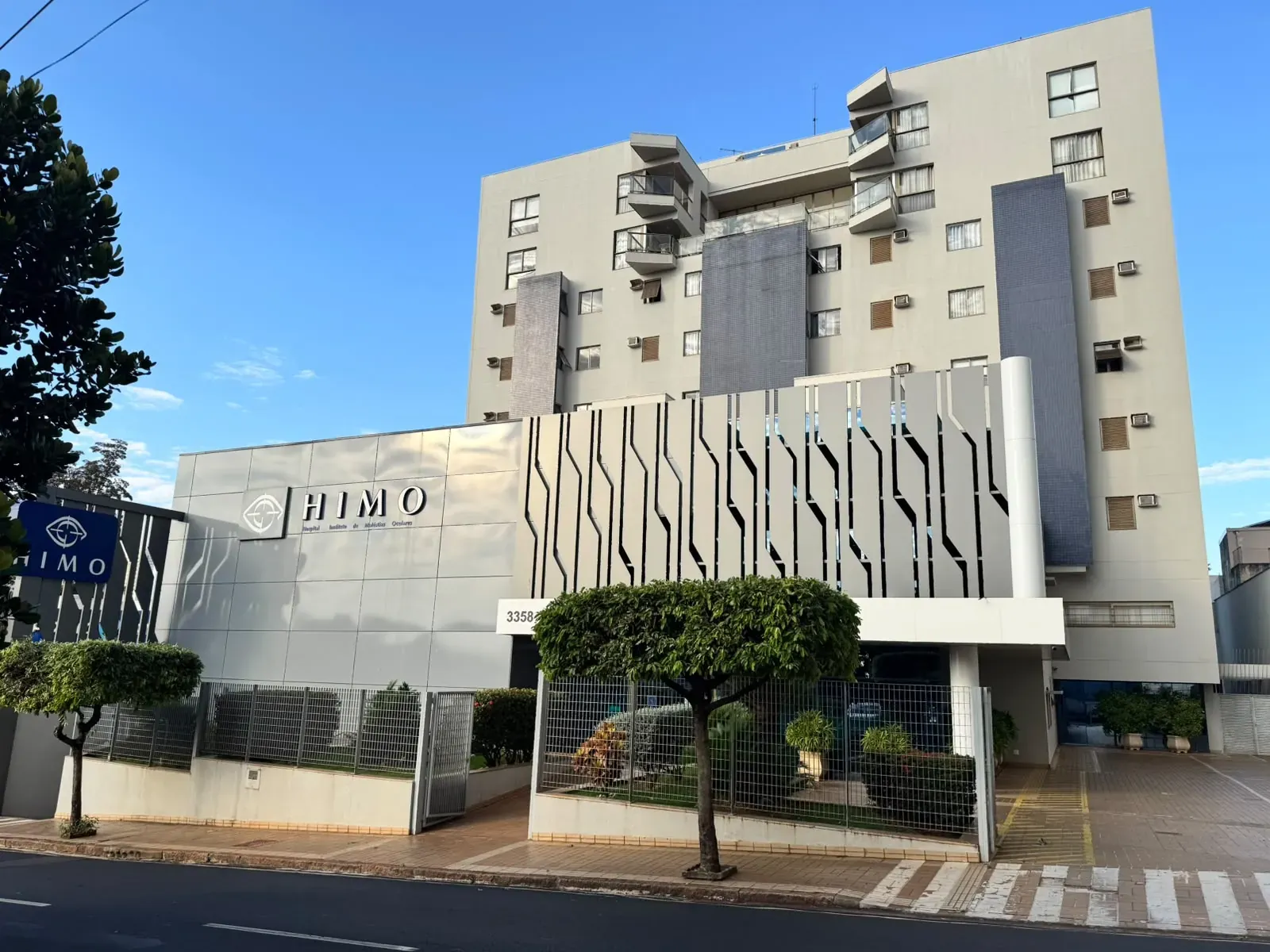 Prédio do HIMO visto da rua, com o letreiro do hospital na fachada.