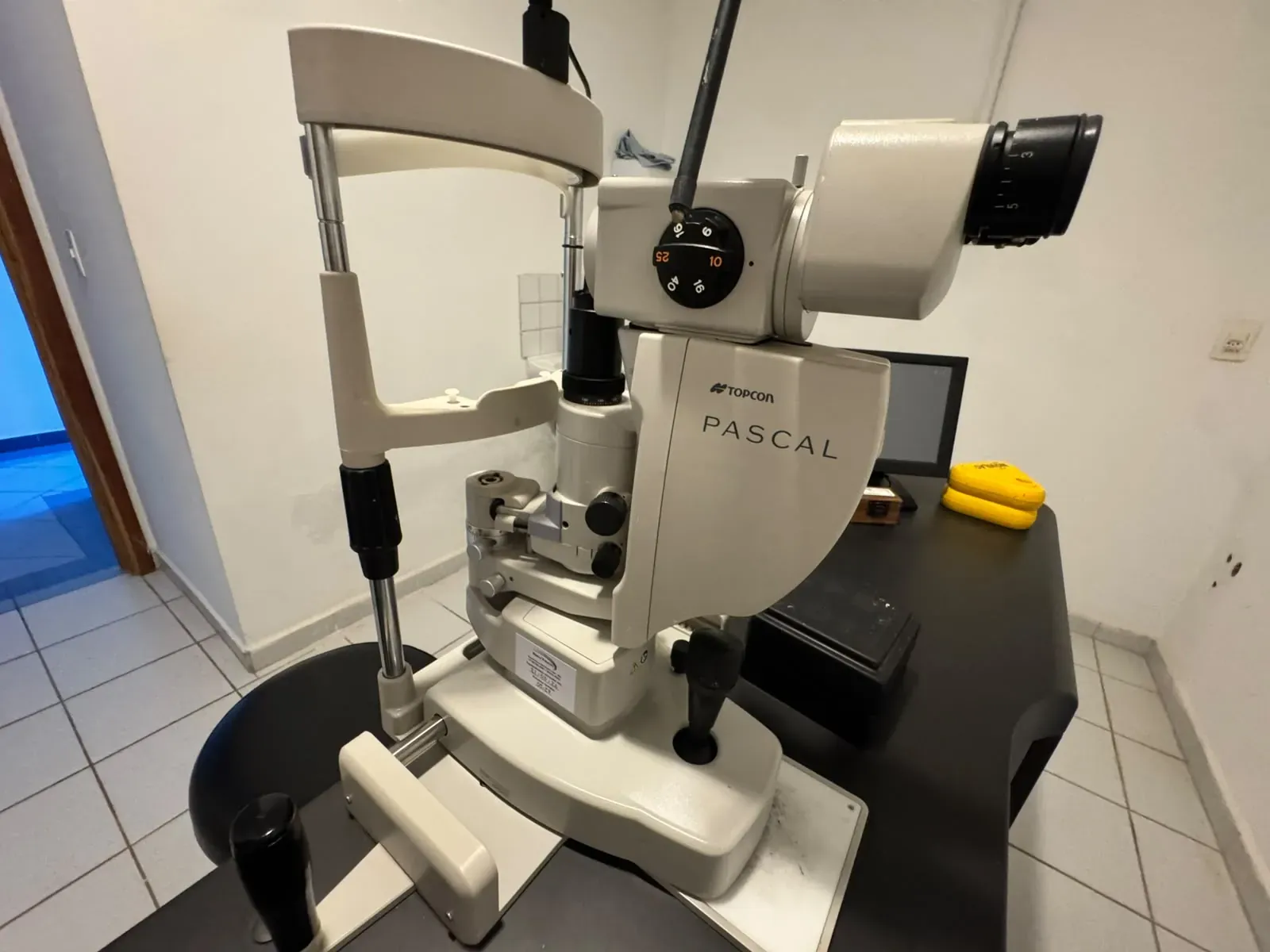 Laser de retina Pascal, da Topcon, na sala de laser do HIMO.